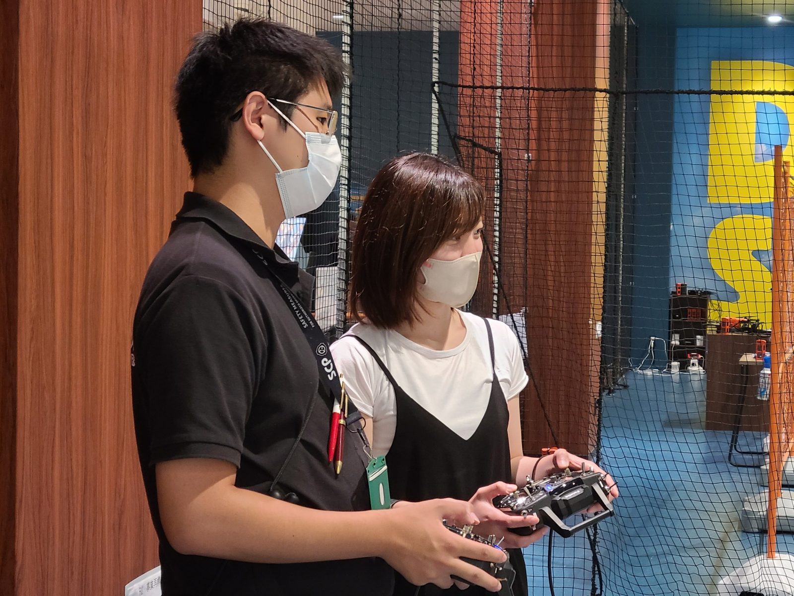 ドローンの機体・操縦の様子